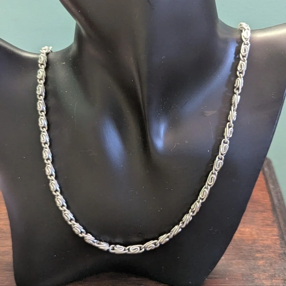 ⛓️ Silvertone Light Scroll Link Chain Necklace 12